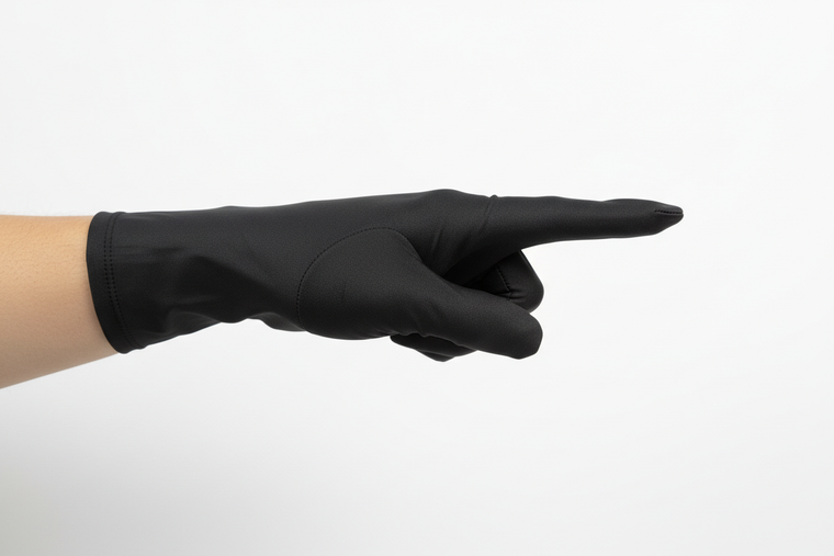 Bild wo mann mit dünnen schwarzen handschuhen weisen hintrgrund nach rechts zeigt